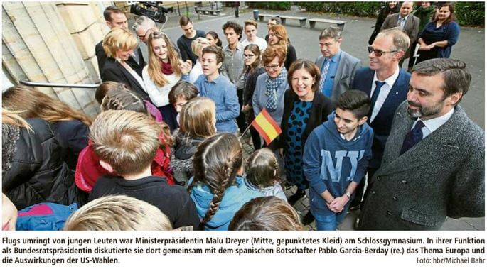 SCHULBESUCH- Bundesratspräsidentin Dreyer und der spanische Botschafter diskutieren mit Schlossgymnasiasten