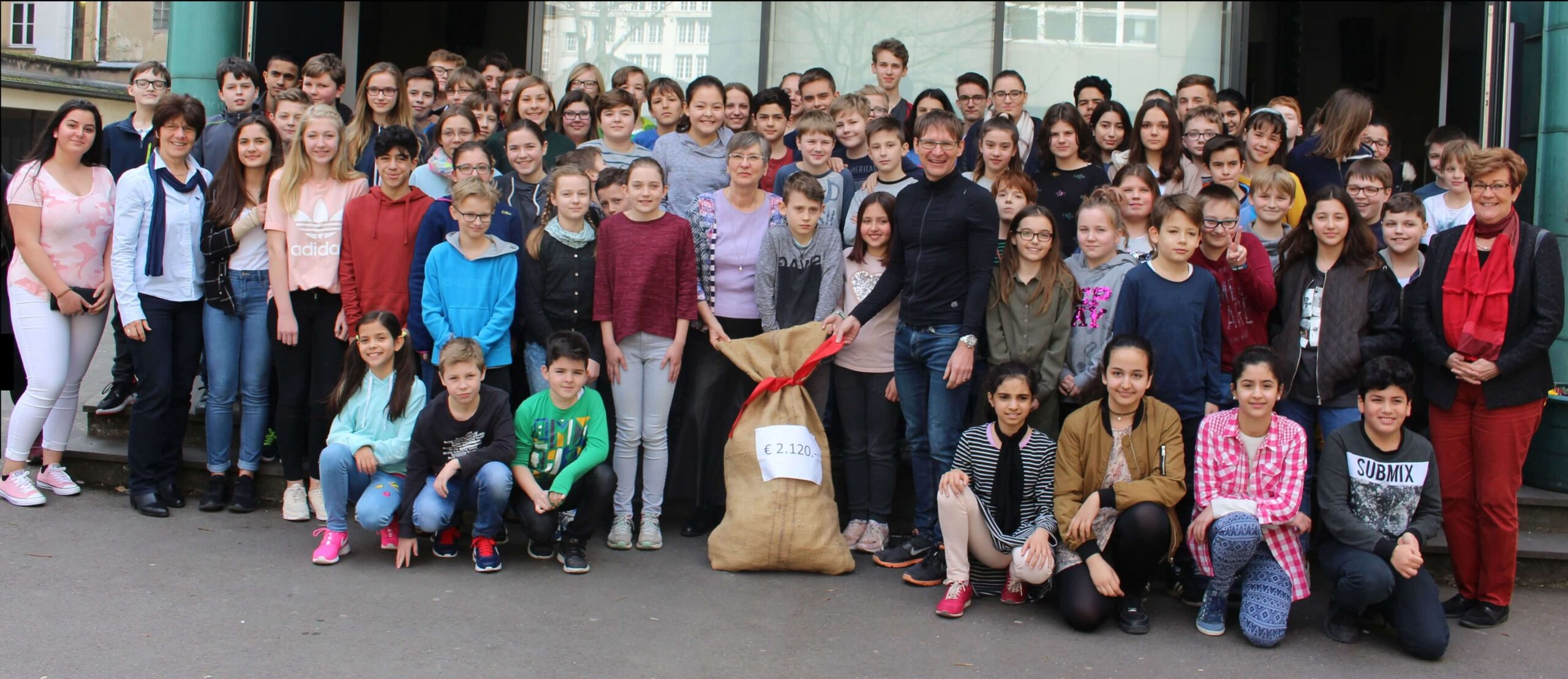 Scheckübergabe an die Philippinenhilfe – Das Schlossgymnasium spendet seit fast 30 Jahren