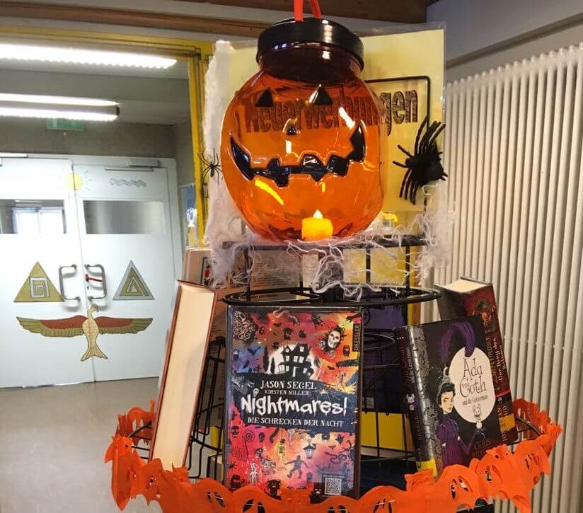 Einladung zum Schmökern in der Schulbibliothek31.10.2017: 500 Jahre Reformation und Halloween
