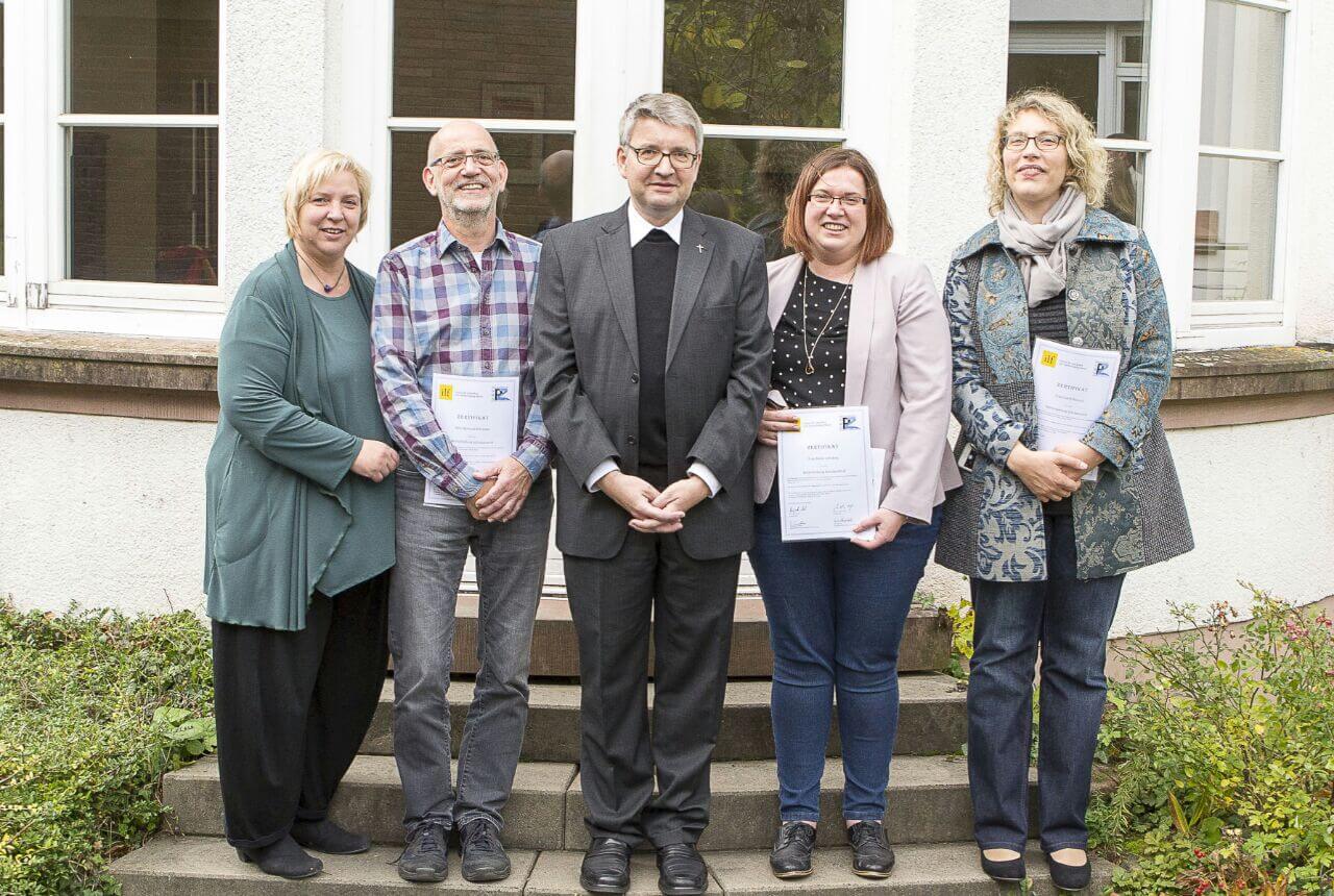 Ehrenamtliches Schulpastoral am Schlossgymnasium  Nach erfolgreicher Weiterbildung erhält Herr Schreiber sein Zertifikat