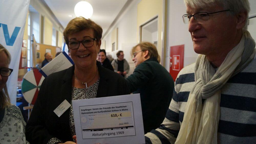 Großzügige Spende des 1969er Abiturjahrgangs an den Förderverein überreicht