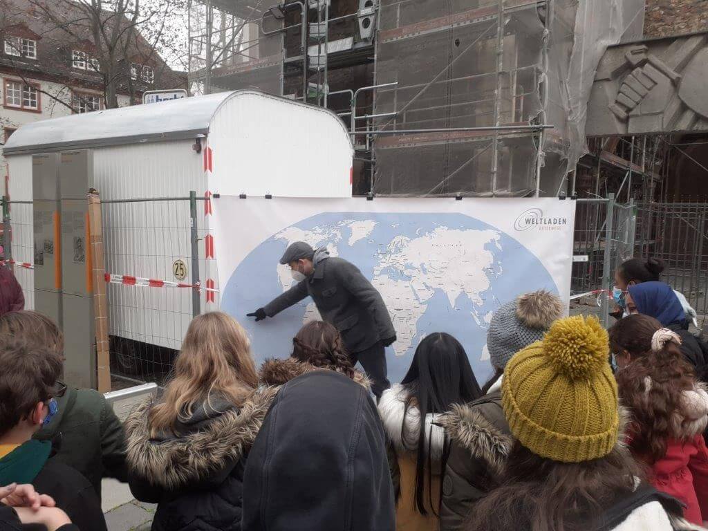 Ethikgruppe 6b/c besucht den Weltladen