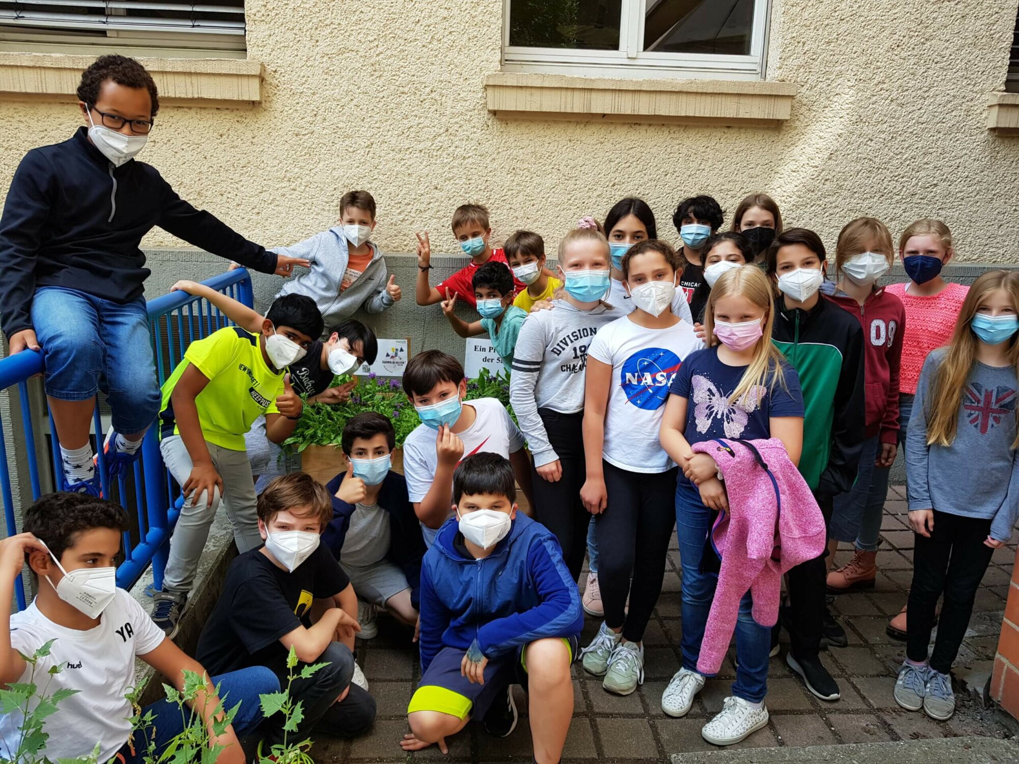 Schlossschülerinnen und Schüler helfen Hummeln