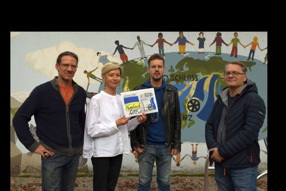 Spenden vom Crossover-Abend übergeben