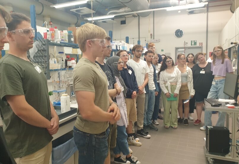 Chemie-LK 12 besucht das Fraunhofer-Institut in Mainz