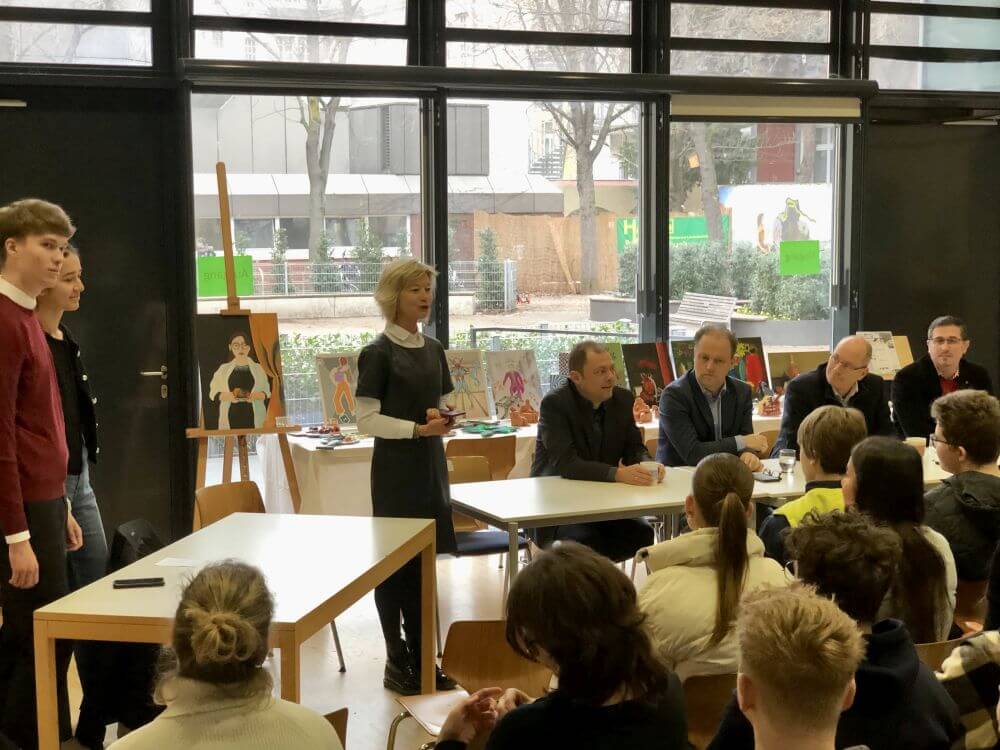 Schloss-Schüler:innen diskutieren mit Politikern