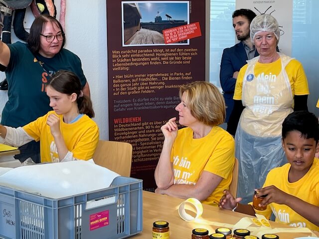 Doppelte Bienenaktion: Mit Ministerinnen und der SV bei der Aktion Tagwerk und mit Frau Schön bei den Bienen in Hechtsheim.
