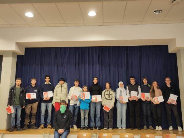 Preisträgerinnen und Preisträger bei der Ehrung zum 42. Bundeswettbewerb Informatik am Schlossgymnasium mit dem Koordinator der Informatik-Profil-Schule